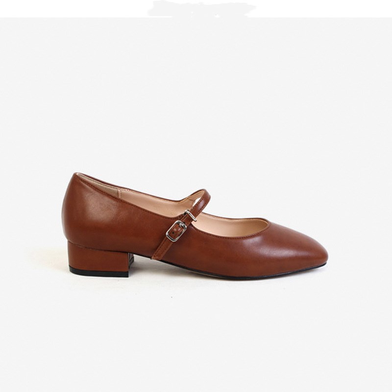 Flat-bottomed granny shoes nurse shoes